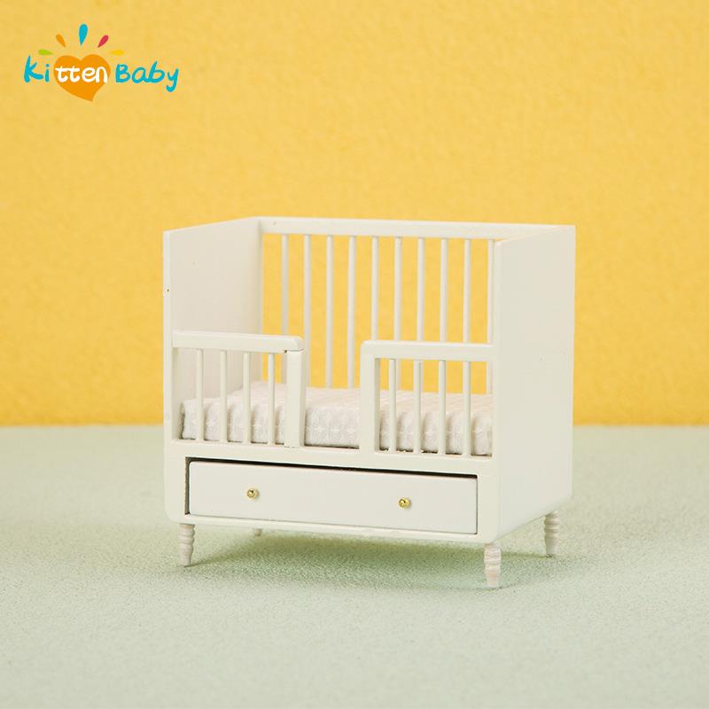 1:12 Miniature White Wood Baby - Baby Nursery Bedding recension och pris
