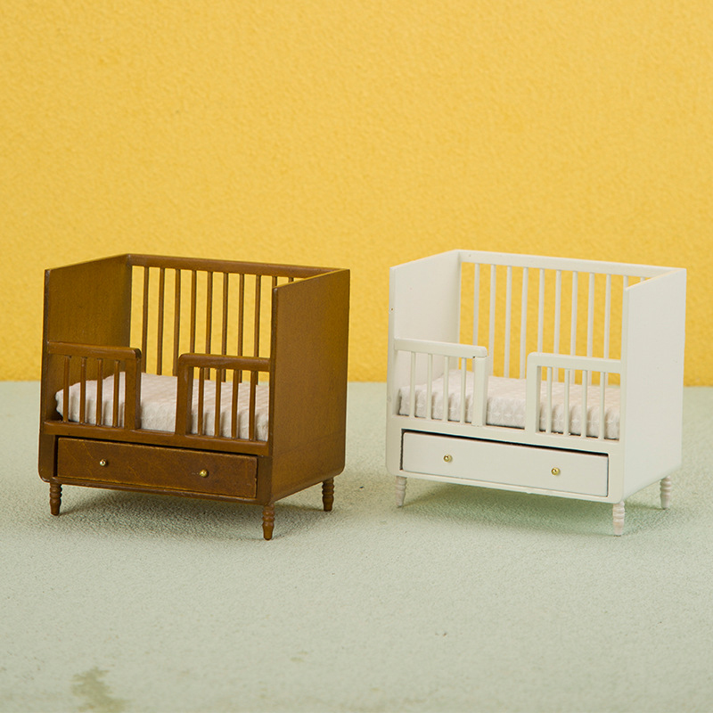 1:12 Miniature White Wood Baby - Baby Nursery Bedding recension och pris