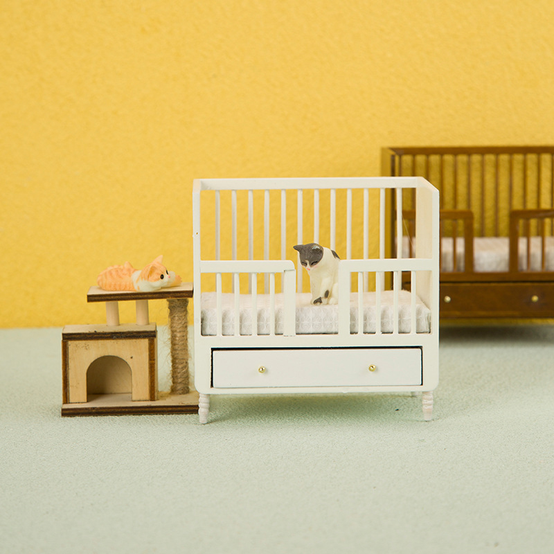 1:12 Miniature White Wood Baby - Baby Nursery Bedding recension och pris